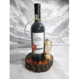 Vino en madera con bombones ferrero rocher