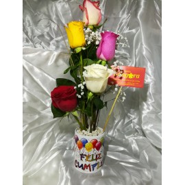 Taza cumpleaños con 5 rosas